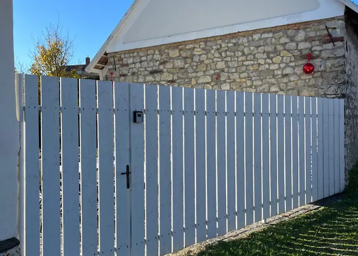 Ko, Es Kavics Vendeghazak Köveskál